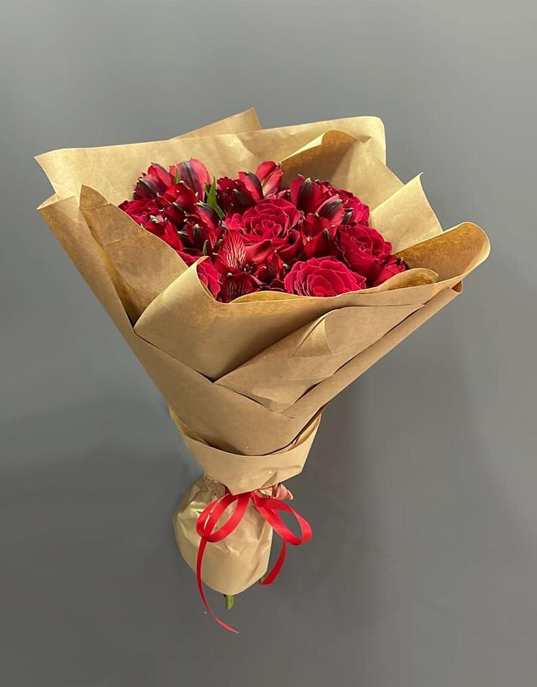 Букет цветов из: Альстромерии и Розы в Ялге