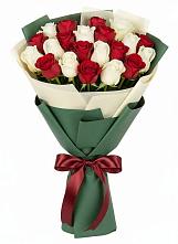Букет Микс из красных и белых роз в Ялге
