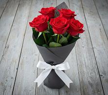 Букет 5 Красных роз Эдлесс Лав в Ялге