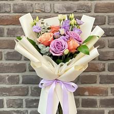 Букет цветов из:  Лизиантусы и Розы в Ялге