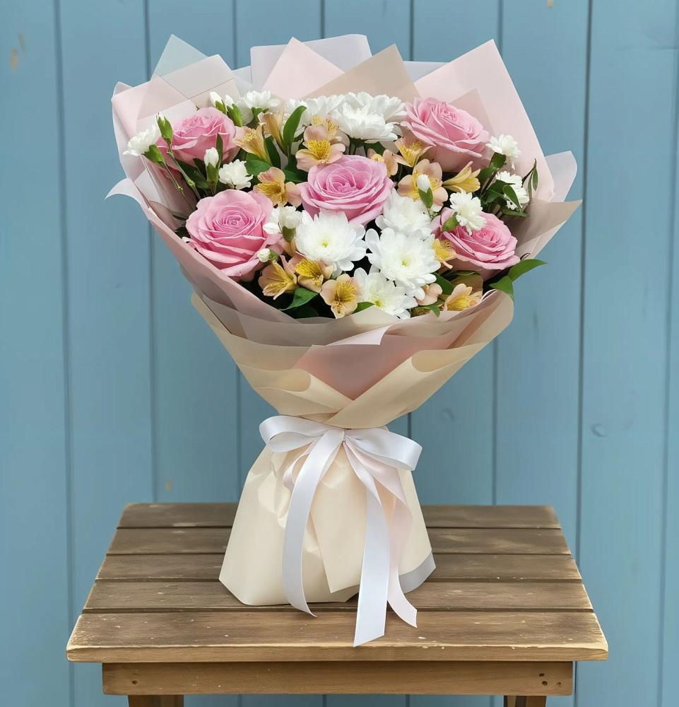 Букет цветов из: Гвоздики, Орхидеи и Розы в Ялге