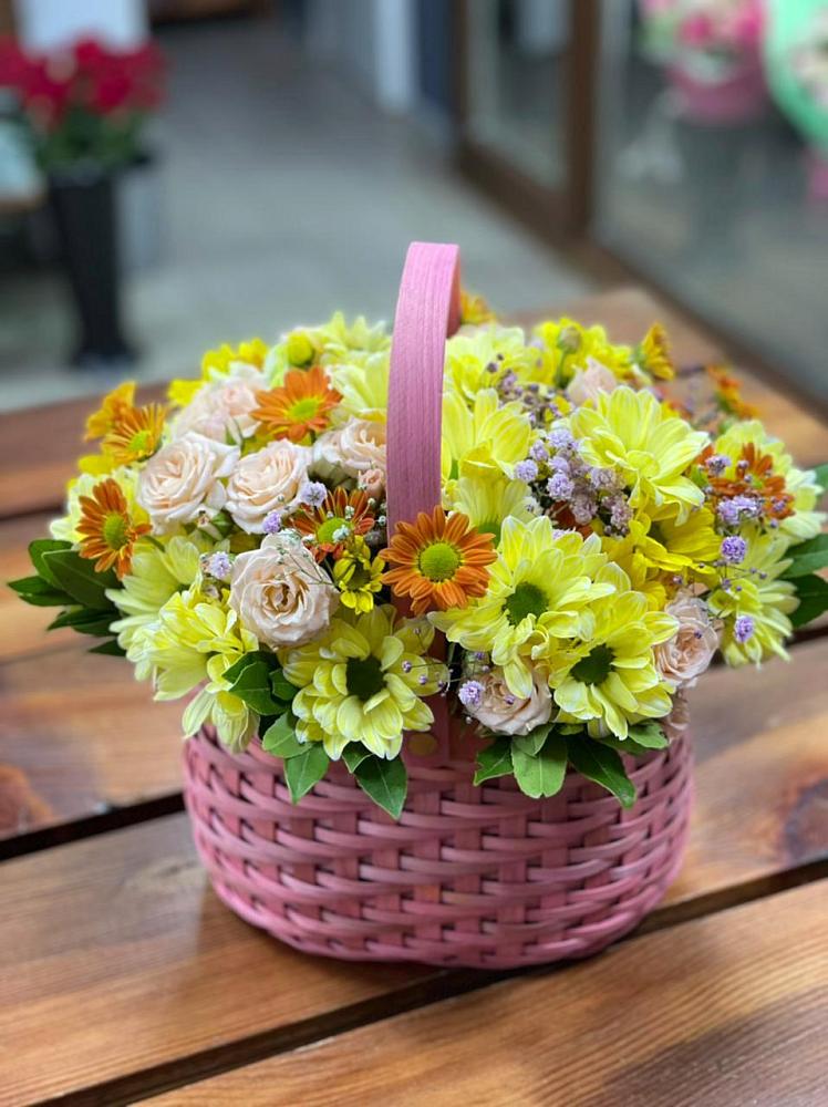 Цветочная композиция из Хризантемы и Розы в корзине в Ялге