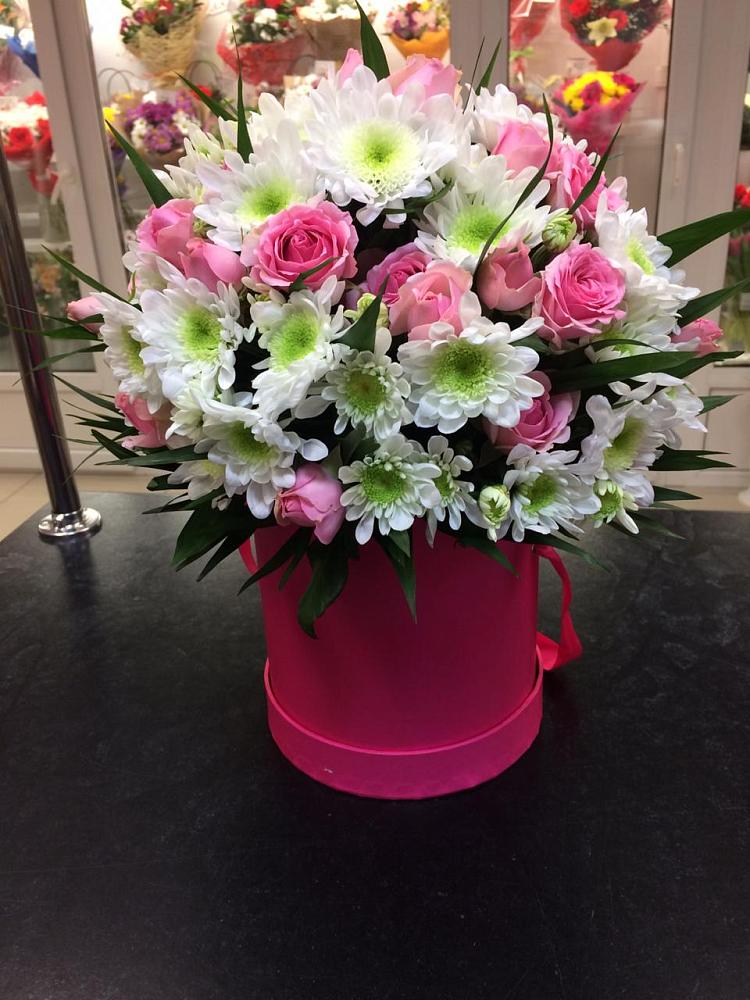 Цветочная композиция из Розы и Хризантемы в шляпной коробке в Ялге