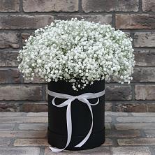 Цветочная композиция из Гипсофила в шляпной коробке в Ялге