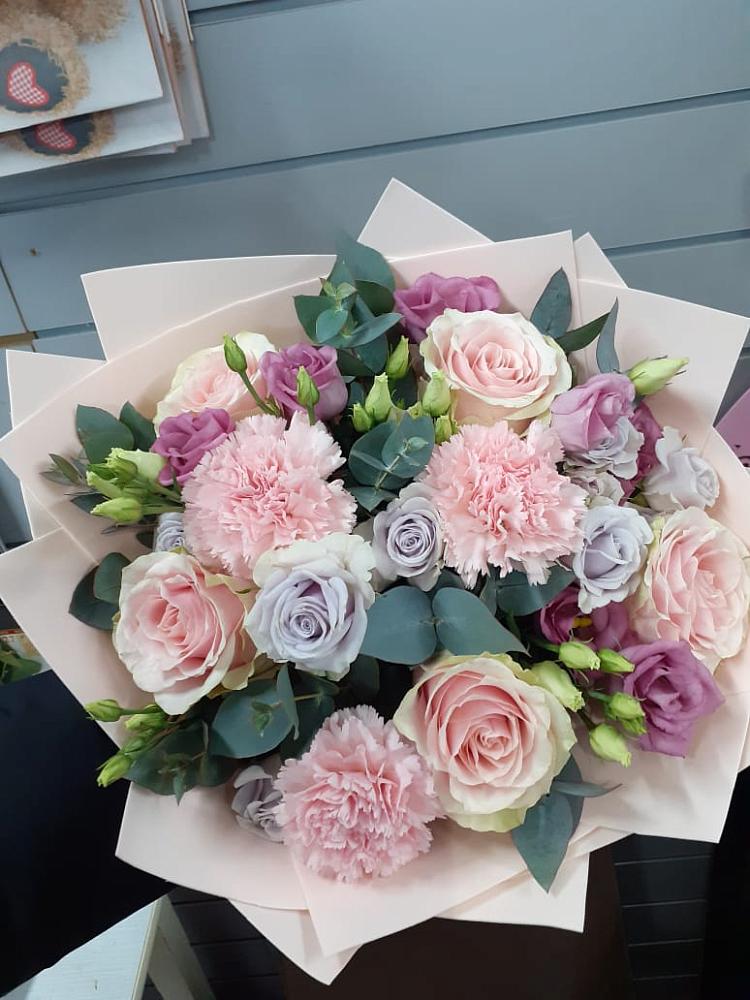 Букет цветов из: Розы, Гвоздики и Лизиантусы в Ялге