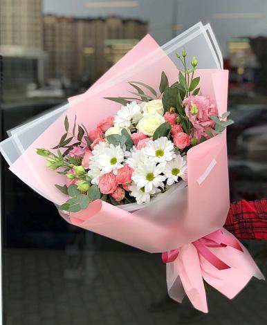 Букет цветов из: Розы, Лизиантусы и Хризантемы в Ялге