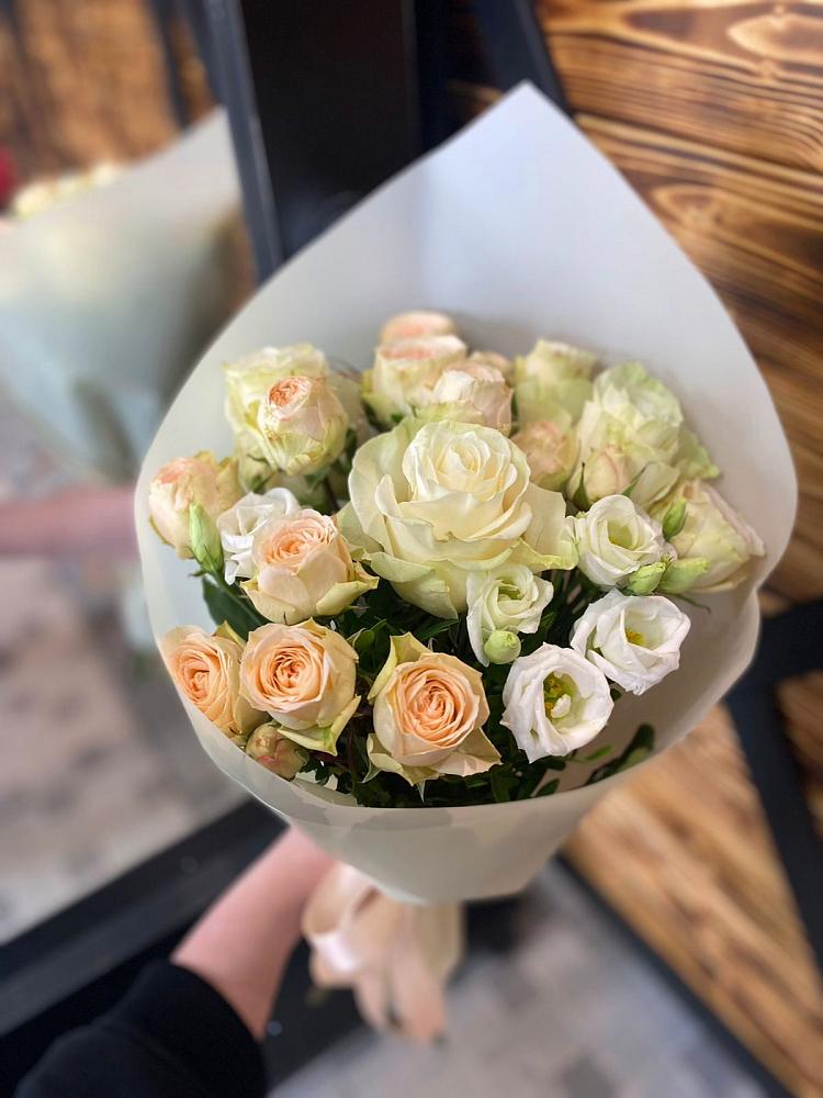 Букет цветов из: Розы и Лизиантусы в Ялге